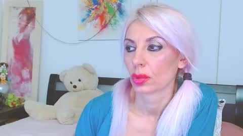 Snapshot of lillianasara chatting on 10.25.25 Lara online show from 10.25.25