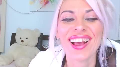 Snapshot of lillianasara chatting on 11.04.25 Lara online show from 11.04.25