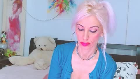 Snapshot of lillianasara chatting on 11.12.25 Lara online show from 11.12.25