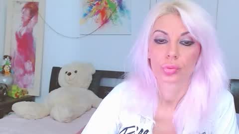 Snapshot of lillianasara chatting on 11.16.25 Lara online show from 11.16.25