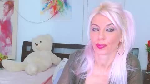 Snapshot of lillianasara chatting on 11.20.25 Lara online show from 11.20.25