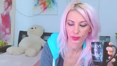 Snapshot of lillianasara chatting on 12.01.25 Lara online show from 12.01.25