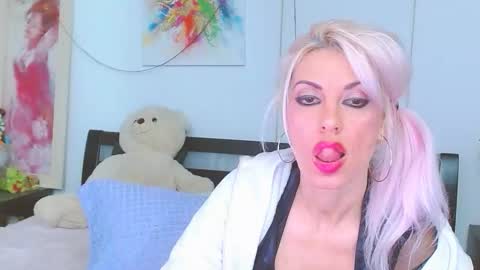 Snapshot of lillianasara chatting on 12.02.25 Lara online show from 12.02.25