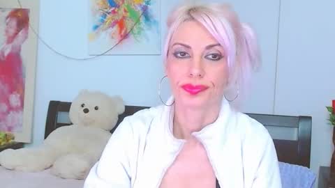 Snapshot of lillianasara chatting on 12.05.25 Lara online show from 12.05.25