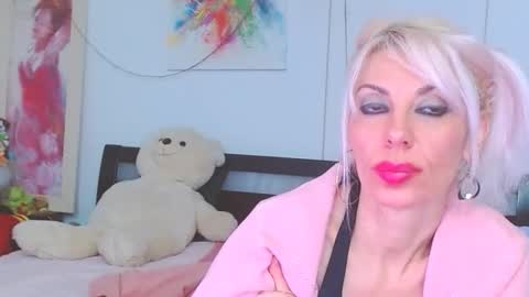 Snapshot of lillianasara chatting on 12.14.25 Lara online show from 12.14.25