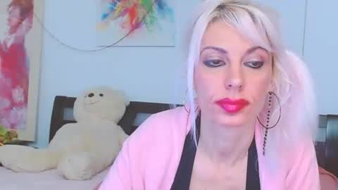 Snapshot of lillianasara chatting on 12.15.25 Lara online show from 12.15.25