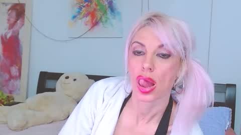 Snapshot of lillianasara chatting on 12.18.25 Lara online show from 12.18.25