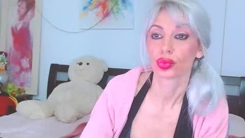 Snapshot of lillianasara chatting on 12.19.25 Lara online show from 12.19.25