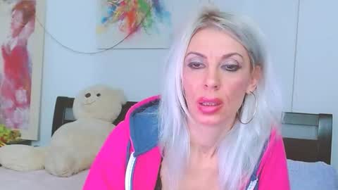 Snapshot of lillianasara chatting on 12.20.25 Lara online show from 12.20.25