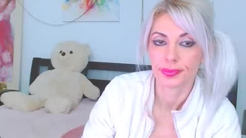 Snapshot of lillianasara chatting on 02.15.26 Lara online show from 02.15.26