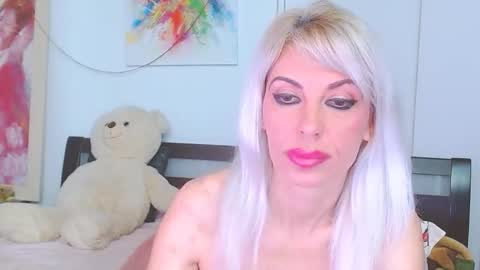 Snapshot of lillianasara chatting on 04.15.26 Lara online show from 04.15.26
