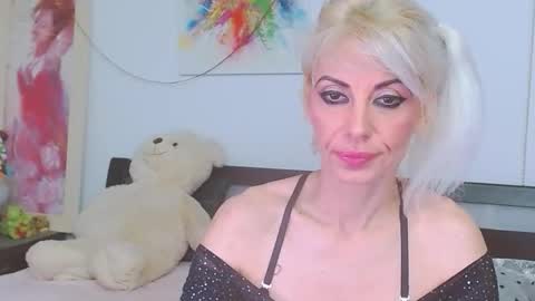 Snapshot of lillianasara chatting on 05.10.26 Lara online show from 05.10.26