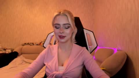 Snapshot of lillianazore chatting on 11.16.25 Alice online show from 11.16.25