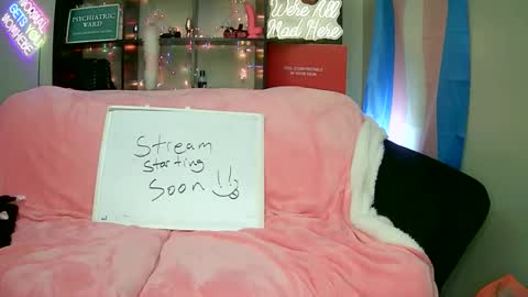 Snapshot of lillyvtrap chatting on 10.05.25 lillyVonT online show from 10.05.25