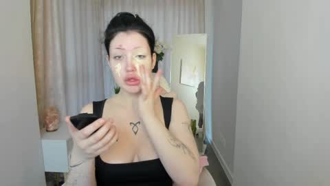 Snapshot of lily_sterling chatting on 05.11.26 lily online show from 05.11.26