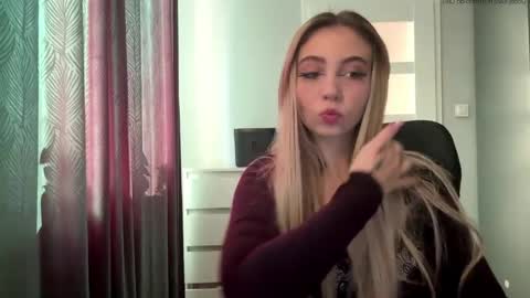 Snapshot of lilysweetgirl chatting on 05.25.26 Lily online show from 05.25.26