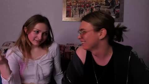 Snapshot of lina_nik chatting on 10.17.25 lina_nik online show from 10.17.25