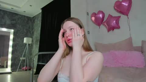 Snapshot of lina_smilee chatting on 05.28.26 Lina online show from 05.28.26