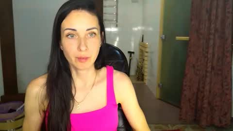 LinaLivee online show from 11.28.25