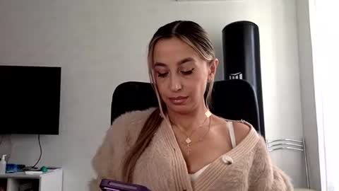 Snapshot of linavora chatting on 11.21.25 linavora online show from 11.21.25