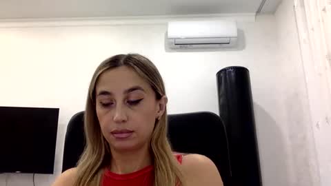 Snapshot of linavora chatting on 11.26.25 linavora online show from 11.26.25