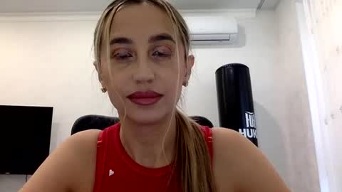 Snapshot of linavora chatting on 11.28.25 linavora online show from 11.28.25