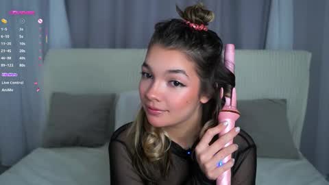 Snapshot of linettedennett chatting on 09.23.25 Kate online show from 09.23.25