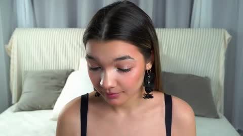 Snapshot of linettedennett chatting on 10.18.25 Kate online show from 10.18.25