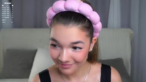 Snapshot of linettedennett chatting on 10.23.25 Kate online show from 10.23.25