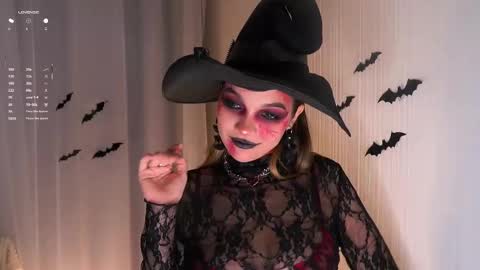 Snapshot of linettedennett chatting on 10.26.25 Kate online show from 10.26.25