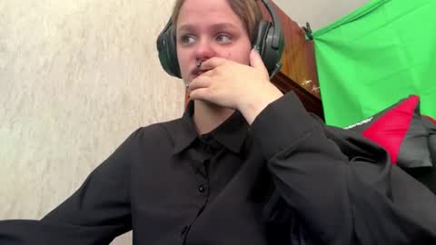 Snapshot of linettehnatow chatting on 02.10.26 Eva online show from 02.10.26