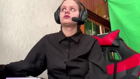 Snapshot of linettehnatow chatting on 02.11.26 Eva online show from 02.11.26