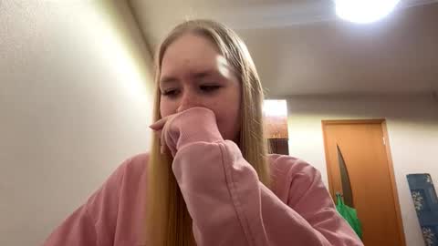 Snapshot of linncrisafi chatting on 02.11.26 Rose online show from 02.11.26