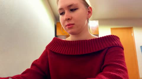 Snapshot of linncrisafi chatting on 02.12.26 Rose online show from 02.12.26