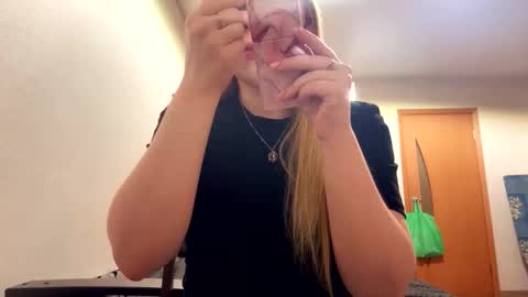 Snapshot of linncrisafi chatting on 02.27.26 Rose online show from 02.27.26