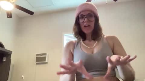 Snapshot of linusloves chatting on 02.16.26 linusloves online show from 02.16.26