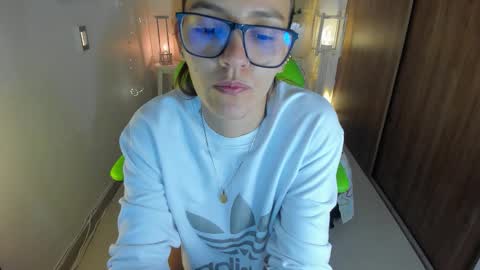 Snapshot of lisa_gerrard_ chatting on 10.13.25 Lisa  online show from 10.13.25