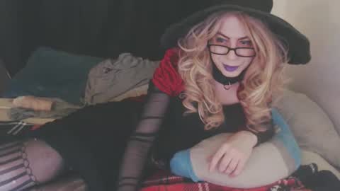 Snapshot of lisa_tyler chatting on 10.25.25 Lisa Tyler online show from 10.25.25