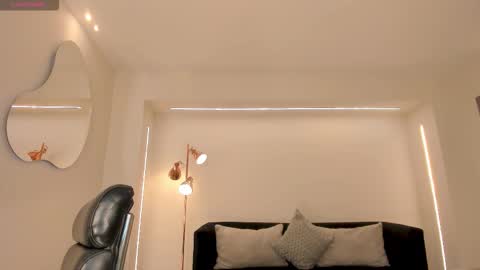 Lisa  Flowers online show from 02.05.26