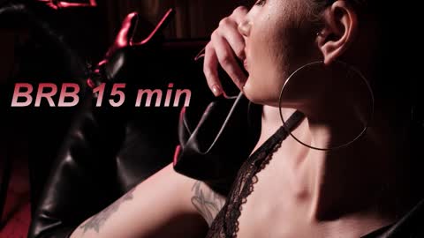 Snapshot of lisamooore chatting on 10.07.25 Lisa Moore online show from 10.07.25