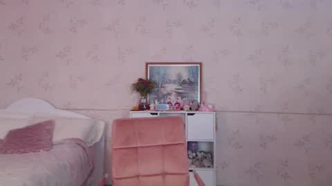 Snapshot of lissalucy chatting on 10.12.25 Alice Dont forget to thumbs up its very important online show from 10.12.25