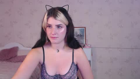 Snapshot of lissalucy chatting on 10.14.25 Alice Dont forget to thumbs up its very important online show from 10.14.25