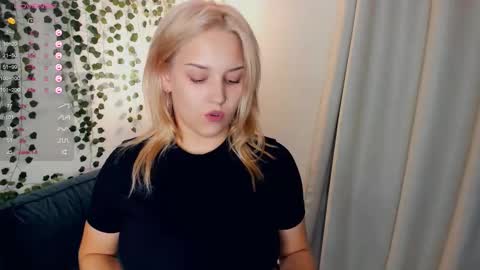 Snapshot of little__caprice chatting on 09.24.25 Bella online show from 09.24.25