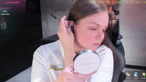 Snapshot of little_bambii_ chatting on 01.06.25 Eva online show from 01.06.25