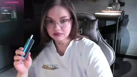 Snapshot of little_bambii_ chatting on 01.20.25 Eva online show from 01.20.25