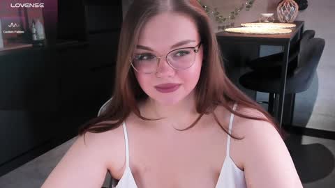 Snapshot of little_bambii_ chatting on 02.06.25 Eva online show from 02.06.25