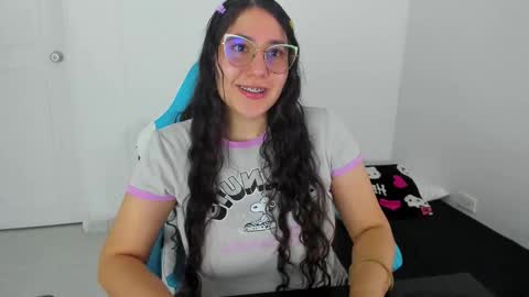 Snapshot of little_sparkles_0f_l0v3 chatting on 11.26.25 Laire online show from 11.26.25