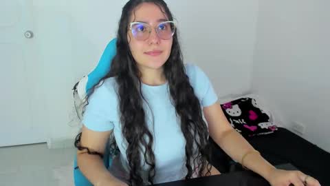 Snapshot of little_sparkles_0f_l0v3 chatting on 11.28.25 Laire online show from 11.28.25