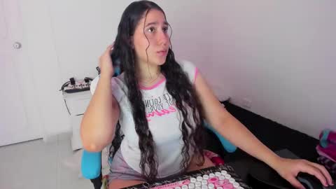 Snapshot of little_sparkles_0f_l0v3 chatting on 11.30.25 Laire online show from 11.30.25