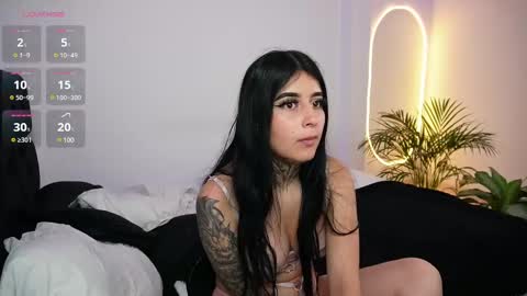 Snapshot of little_vannesaa chatting on 02.24.25 little_vannesaa online show from 02.24.25